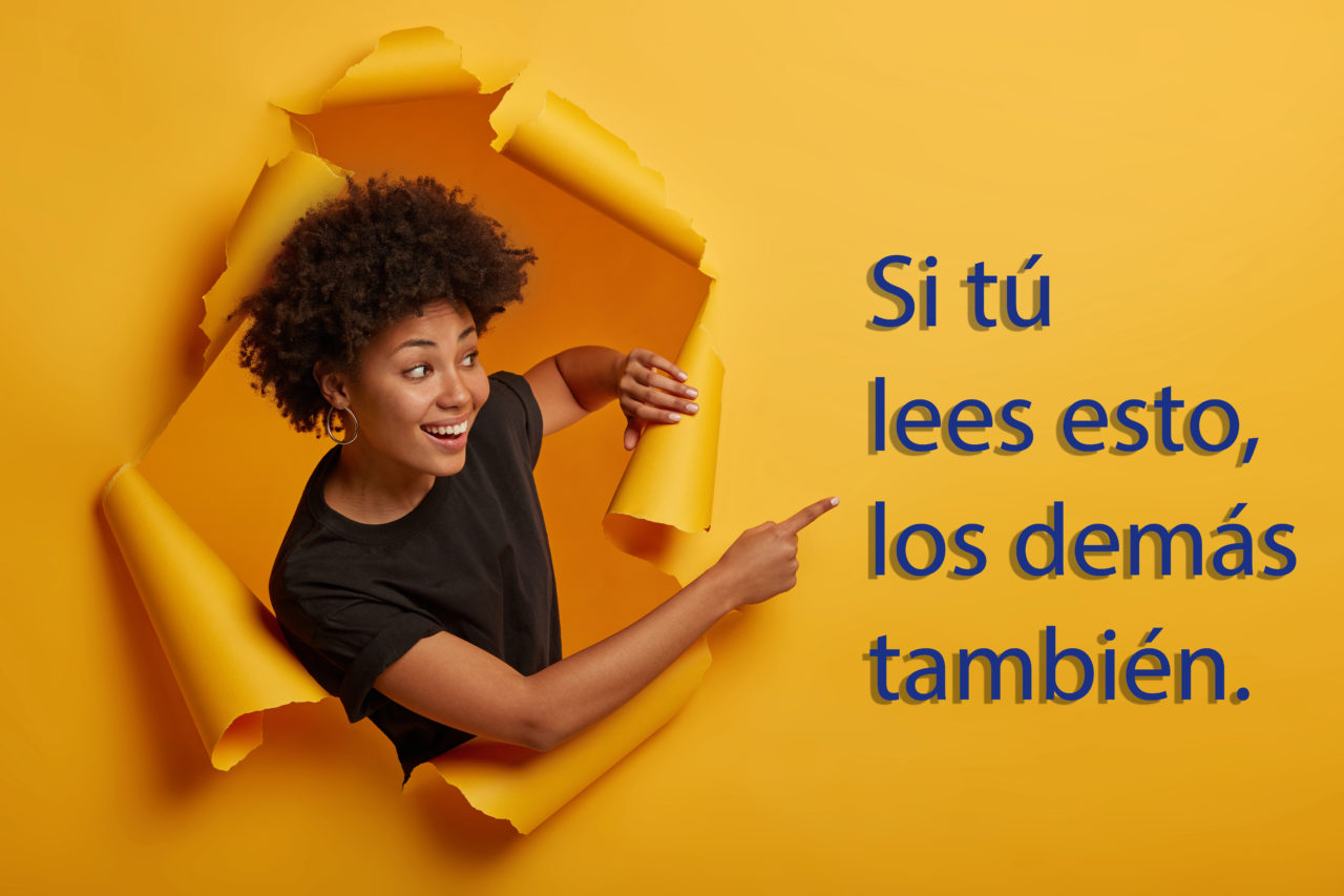 Chica rompiedo un papel y señalando un texto publicidad para empresas