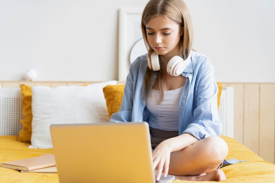 Estudiante aprende en su casa.