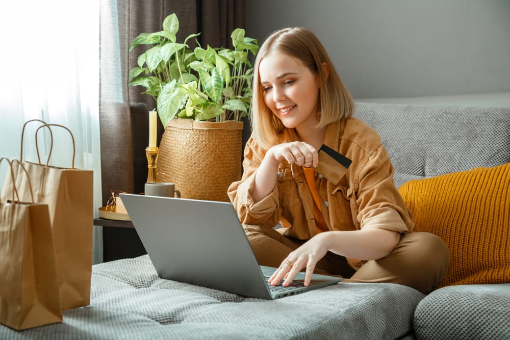 Chica comprando en Internet muy feliz.