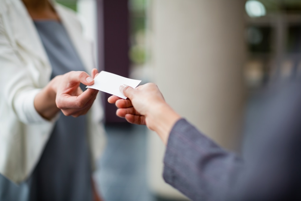 Ejecutivos de negocios intercambian tarjetas de visita.