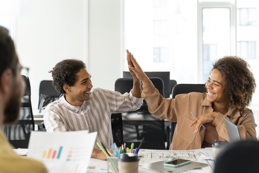 Trabajadores motivados en una empresa